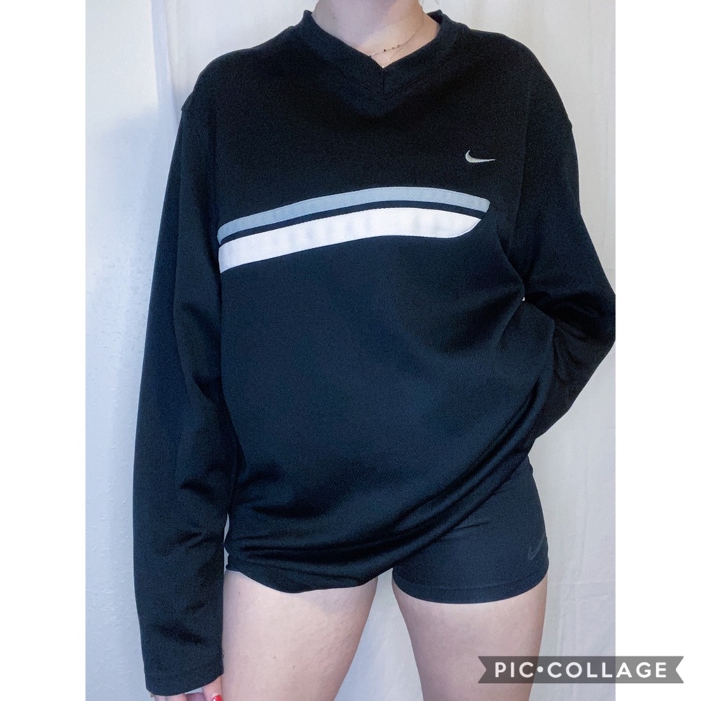 🦋 GENTLY USED NIKE SWEATER 🦋